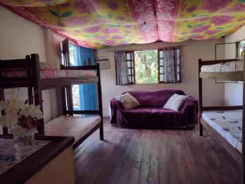 马塞约hostel kay pacha的客厅配有双层床和紫色沙发