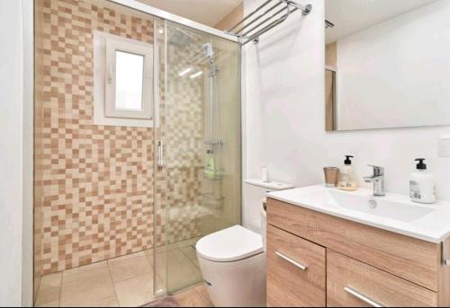 弗里希利亚纳La casita de Sergio的带淋浴、卫生间和盥洗盆的浴室