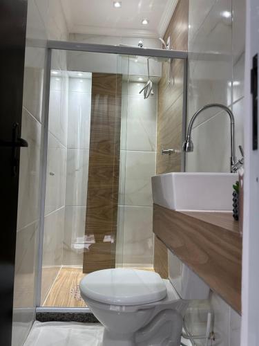 阿拉亚尔-杜卡布Flat Restinga的浴室配有卫生间、盥洗盆和淋浴。