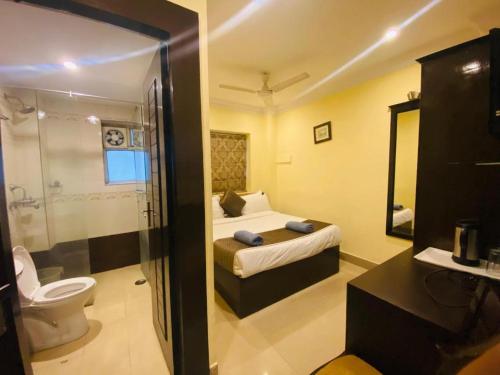 哈里瓦Rio Classic, Top Rated & Most Awarded Property in Haridwar的一间带床和卫生间的浴室