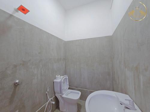 科伦坡Galle Face Terrace Hostel by Tourlux的一间位于客房内的白色卫生间的浴室