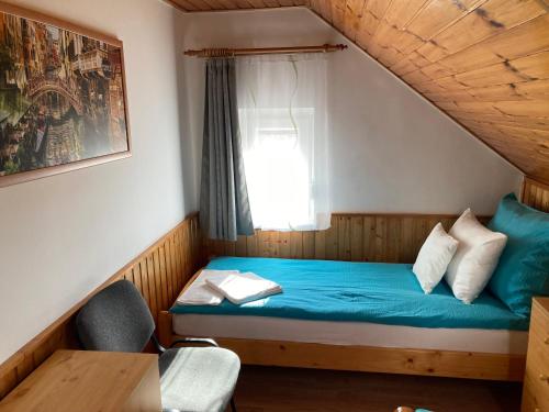 蒂萨凯奇凯Tünde Vendégház的小房间设有蓝色的床和窗户