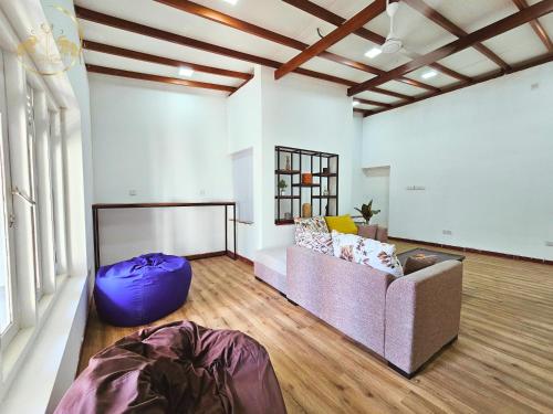 科伦坡Galle Face Terrace Hostel by Tourlux的带沙发和大窗户的客厅
