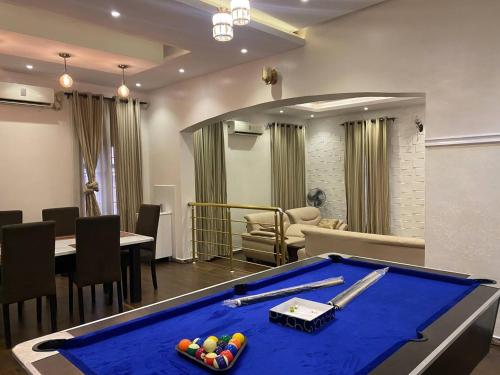 莱基Fedora Luxury Villa in Lekki Phase 1的一间带台球桌和用餐室的房间