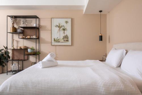 埃拉特Sea side relax的卧室配有白色床单和白色大床