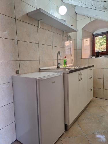 帕里斯特Forteca home的一个带水槽和洗碗机的厨房