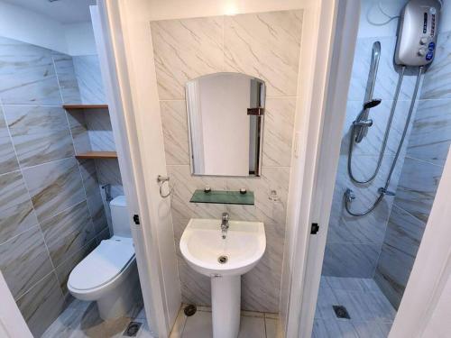 达沃市3 Bedroom Corner Panoramic View的浴室配有卫生间、盥洗盆和淋浴。