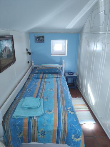布德瓦Guesthouse Bogdanovic的一张大床,位于拥有蓝色墙壁的房间