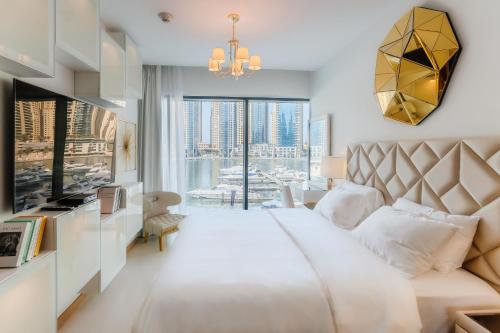 迪拜Vida Dubai Marina & Yacht Club , Hotel and Residences , Luxurious 2BR的一间卧室设有一张大床和一个大窗户
