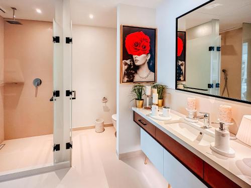 迪拜Vida Dubai Marina & Yacht Club , Hotel and Residences , Luxurious 2BR的一间带水槽和镜子的浴室