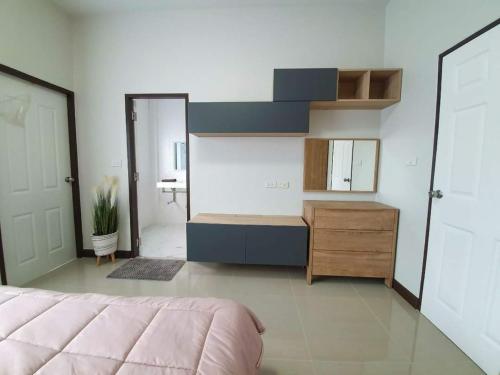 芭堤雅市中心ไอโฮมพัทยาเพลส的一间卧室配有一张床、一张书桌和一面镜子