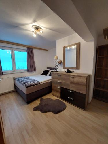 毛特恩多夫Apartment Ledermoos的一间卧室配有一张床、梳妆台和镜子
