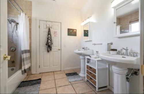 斯蒂迪奥城Hills of Studio City, your serene home away from Home的白色的浴室设有2个盥洗盆和淋浴。