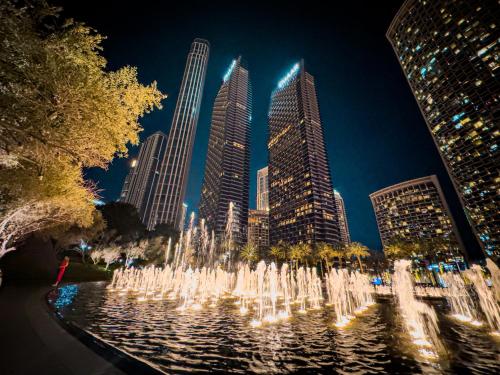 迪拜The Address Residences Dubai Opera , Full Burj Khalifa View , Luxurious 2BR的夜晚在城市前的喷泉