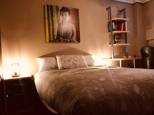塞埃欣Casa bien Situada Chez Mahinna的卧室配有一张挂在墙上的床铺
