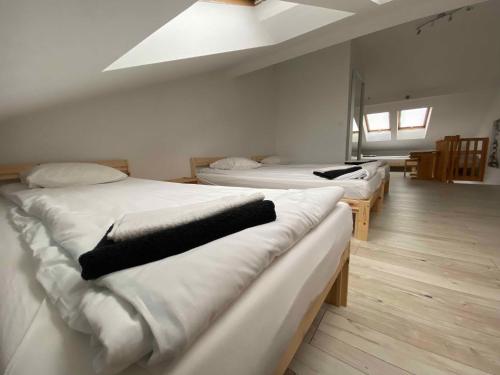 琴斯托霍瓦Kleine schöne Doppelhaushälfte的一间卧室配有两张带白色床单的床