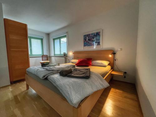 哥达Ferienhaus am Wald的一间卧室配有一张带红色枕头的大床