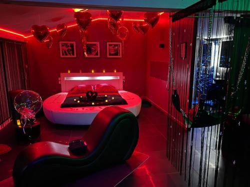 LignéLoft d'amour的红色卧室配有床和椅子