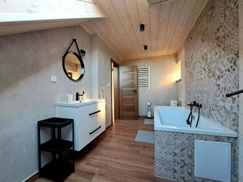 RepišteU Hanky pod Hrbkom的浴室配有白色水槽和浴缸。