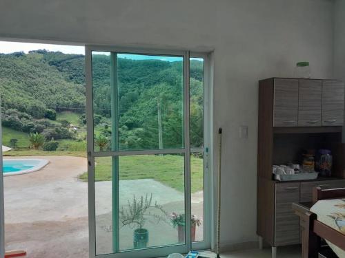 若阿诺波利斯Recanto do Sol的客房设有窗户,享有庭院的景色