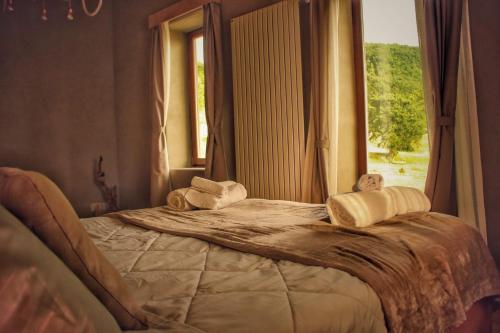 MaioloB&B EcoAntico casa in paglia的窗户客房内的一张床位