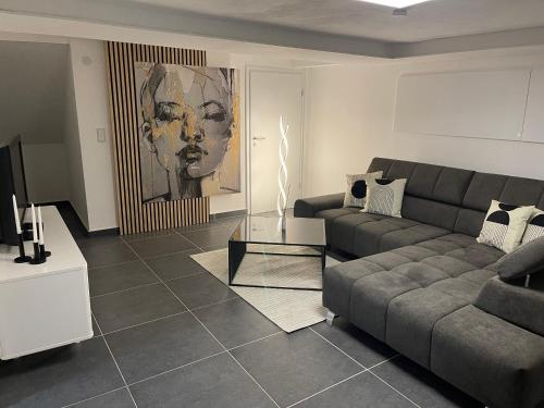 宾德拉赫Stilvolles Designappartment mit Terasse & Garten im idylischem Bindlach的客厅配有沙发和桌子