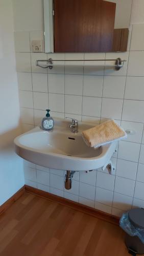 Kroatisch GeresdorfGasthaus Teveli的一间带水槽和镜子的浴室
