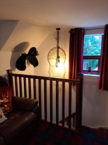 埃德温斯托Willow's Cottage的带沙发和窗户的客厅