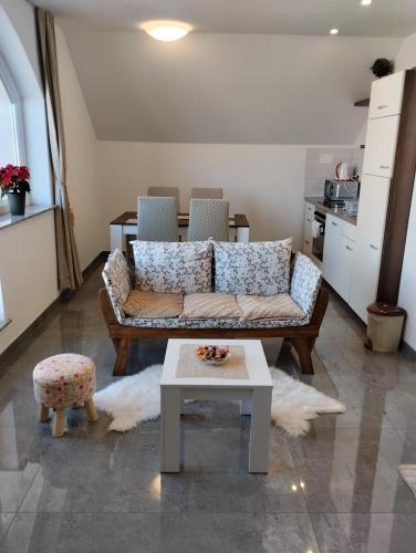 波斯托伊纳Apartma Azurre的客厅配有沙发和桌子