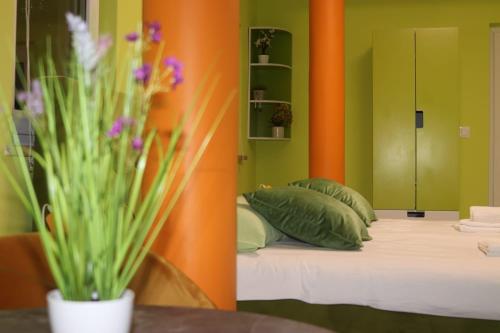 萨格勒布Villa Vino & Grad的一间卧室设有一张带绿色和橙色墙壁的床。