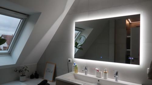 FegersheimCocoon Bed and Breakfast的一间带水槽和大镜子的浴室