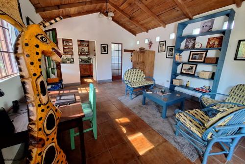 圣佩德罗拉拉古纳Sweet little cottage at Lake La Laguna的中间设有长颈鹿雕像的客厅