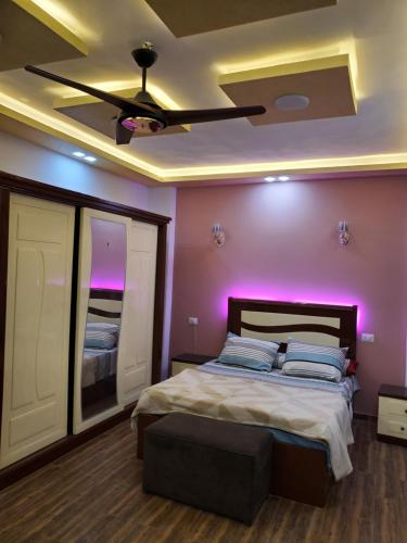 卢克索Cosy appartment in city的一间卧室配有一张紫色照明床