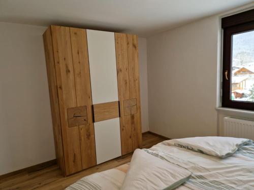 格绍Apartment Pilz的一间卧室配有一张床和一扇木门