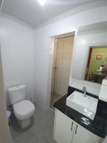 弗洛里亚诺波利斯LagoMar Hostel的白色的浴室设有卫生间和水槽。