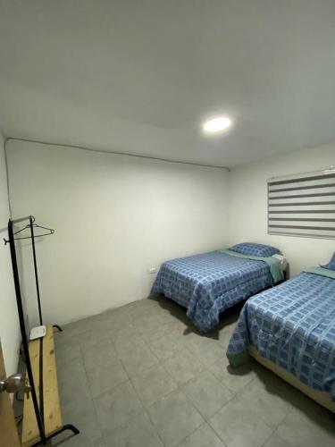 阿里卡Casa descanso lluta的一间客房内配有两张床的房间