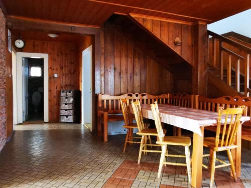 斯潘尼亚多利纳Drevenica Spanka的一间带木桌和椅子的用餐室