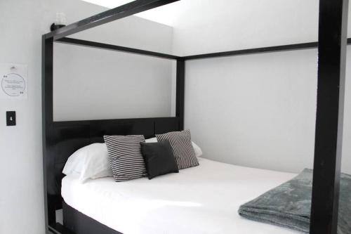瓜亚马City Dreams Cozy Loft in Guayama Great Location的一张黑白床,床上配有枕头