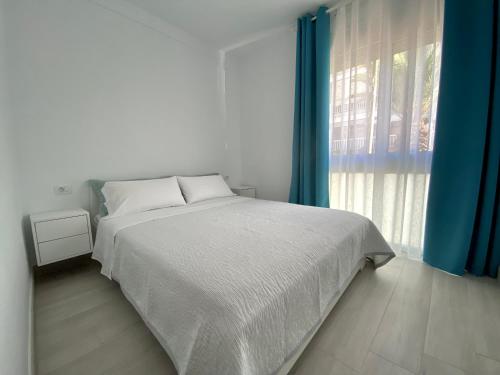 圣胡安海滩Casa Antonio - apartamento Luna的白色的卧室设有床和窗户
