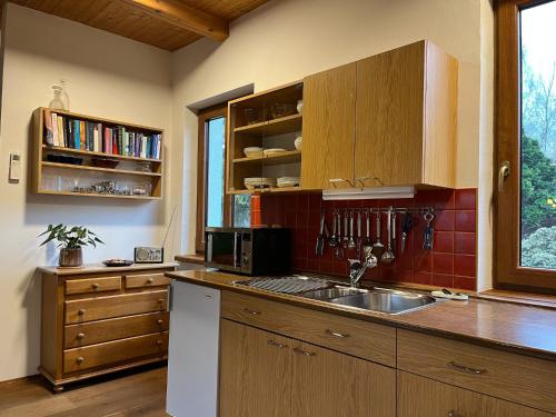 罗兹瓦多夫Fidler的一个带木制橱柜和水槽的厨房