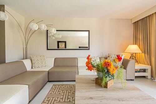 棕榈滩Large Luxury apartment on Palm Beach的客厅配有沙发和花瓶