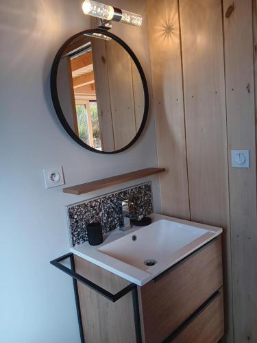 克莱尔沃雷拉克Lodges Clara Vallis的一间带水槽和镜子的浴室