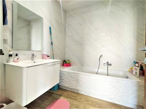 Douar ech ChottMN Group Belgium Les Jardins de Carthage的白色的浴室设有浴缸和水槽。