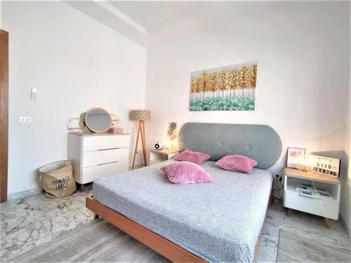 Douar ech ChottMN Group Belgium Les Jardins de Carthage的一间卧室配有带粉红色枕头的床。