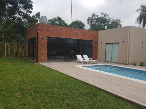 圣贝纳迪诺Quinta El Escondido的一个带游泳池和房子的后院