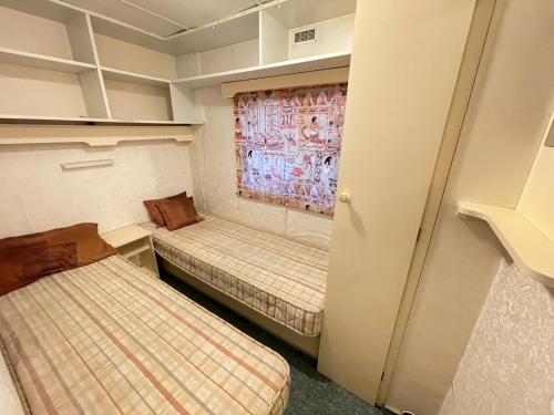 赫尔Your Camp Hel Holender的小房间设有两张床和窗户