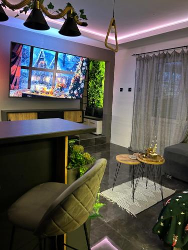 扎耶查尔Beta Lux的客厅设有壁挂式平面电视。
