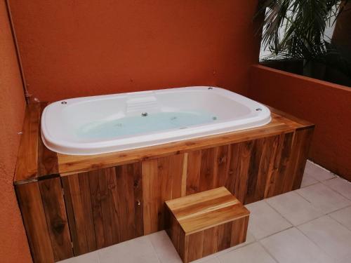 坎昆Casa Spa Palmeras - Habitación Privada的浴缸位于客房的角落