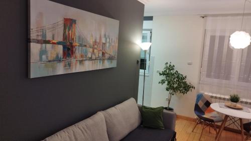 贝尔格莱德New Residence的客厅配有沙发和墙上的绘画
