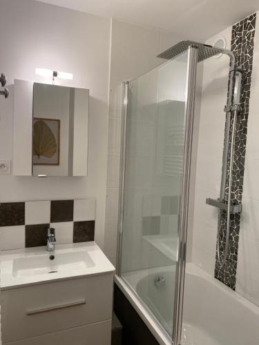 土绪尔Grand T3- pied des pistes-63 m2-8 personnes的白色的浴室设有水槽和淋浴。